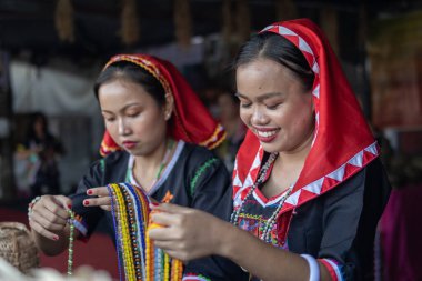 Penampang, Sabah-31 Mayıs 2023: KDCA Penampang, Sabah, Malezya 'da Kaamatan Festivali sırasında geleneksel kostümler giyen Kadazanduslu bir kadının portresi