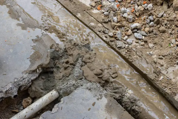 İnşaat alanındaki su borusunu tamir etme görüntüsü