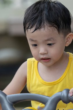 Mutlu 3-4 yaşındaki Asyalı Çinli çocuğun mutlu moddaki portresi.