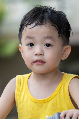 Mutlu 3-4 yaşındaki Asyalı Çinli çocuğun mutlu moddaki portresi.