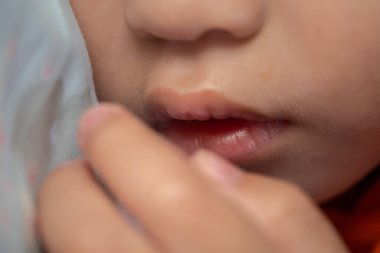 Aşırı yakın plan 3 yaşındaki erkek dudakları uykuda