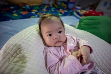 Asyalı Çinli çocuğun 3 aylık bebek portresi mutlu modda.