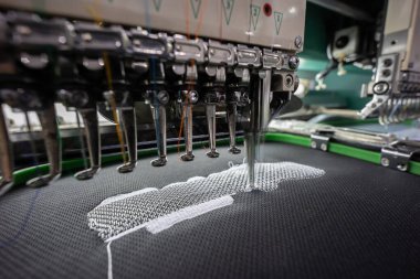Kumaş Üreticileri Kota Kinabalu, Sabah, Malezya Tekstil Endüstrisinde nakış öğrenci okulu isim etiketi. (seçici odak ve yumuşak odak)