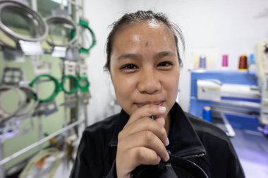 Tekstil Giyim Üreticileri 'nde su içen bir kadın işçi.