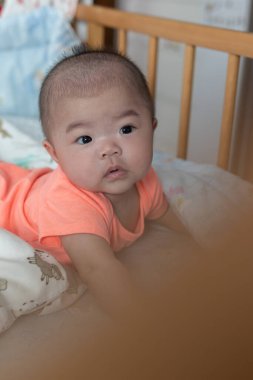 Mutlu yerel yaşam tarzının portresi bebek yatağında Asyalı Çinli bir kız bebek