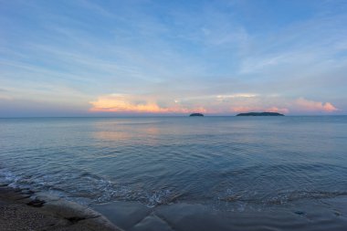 Tanjung aru Sahili 'nin en ünlü gün batımı sahili Kota Kinabalu, Sabah, Malezya