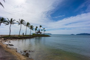 Tanjung aru Sahili 'nin en ünlü gün batımı sahili Kota Kinabalu, Sabah, Malezya