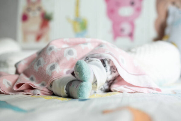 Крупный план ног девочки с милым шоком