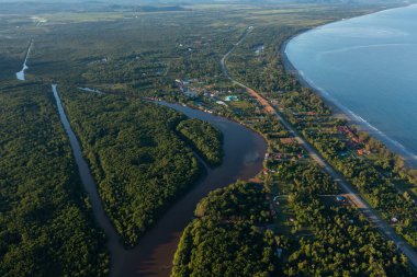Kota Belud, Sabah, Malezya 'nın kırsal kesimindeki güzel yerel evlerin insansız hava aracı görüntüsü.