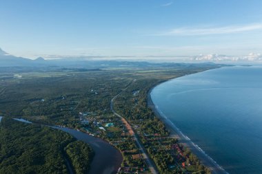 Kota Belud, Sabah, Malezya 'nın kırsal kesimindeki güzel yerel evlerin insansız hava aracı görüntüsü.