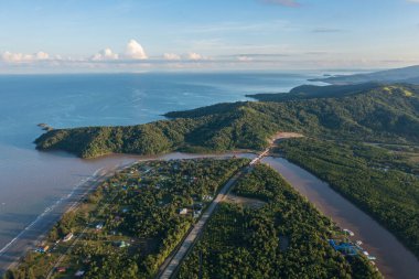 Kota Belud, Sabah, Malezya 'nın kırsal kesimindeki güzel yerel evlerin insansız hava aracı görüntüsü.
