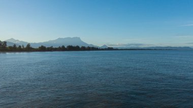 Borneo, Malezya 'daki Kinabalu Dağı' na doğru akan bir nehrin havadan görünüşü
