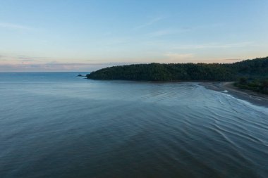 Çevresindeki güzel kırsal ve yeşil ormanın hava aracı görüntüsü