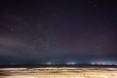 Yıldızlı gece gökyüzü sahilde