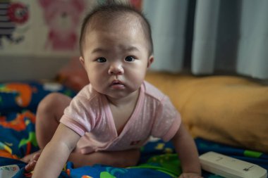 Mutlu yerel yaşam tarzının portresi Asyalı Çinli kız bebek yatakta