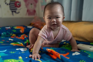 Mutlu yerel yaşam tarzının portresi Asyalı Çinli kız bebek yatakta