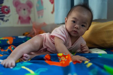 Mutlu yerel yaşam tarzının portresi Asyalı Çinli kız bebek yatakta