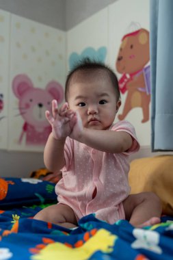 Mutlu yerel yaşam tarzının portresi Asyalı Çinli kız bebek yatakta