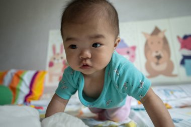 Mutlu yerel yaşam tarzının portresi Asyalı Çinli kız bebek yatakta