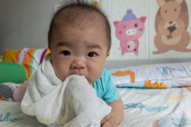 Mutlu yerel yaşam tarzının portresi Asyalı Çinli kız bebek yatakta