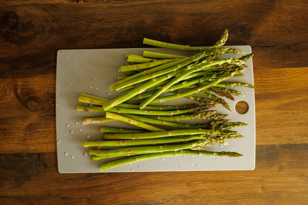 Fresh Asparagus Just Rinsed Drops Water Cutting Board — Stock Photo, Image