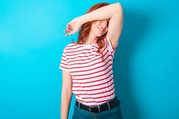 Beyaz Saçlı Çizgili Tişört Giyen Genç Bir Kadın Mavi Arka — Stok fotoğraf