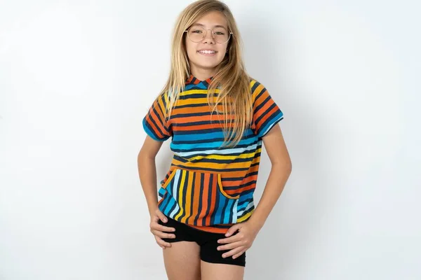 Portrait Belle Adolescente Succès Portant Shirt Coloré Rayé Sur Fond — Photo