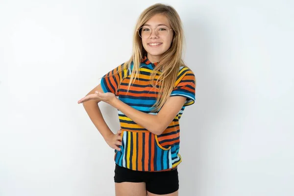 Hermosa Chica Adolescente Con Rayas Coloridas Camiseta Sobre Fondo Blanco — Foto de Stock