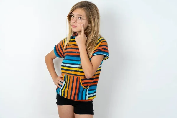 Hermosa Chica Adolescente Con Rayas Coloridas Camiseta Sobre Fondo Estudio —  Fotos de Stock