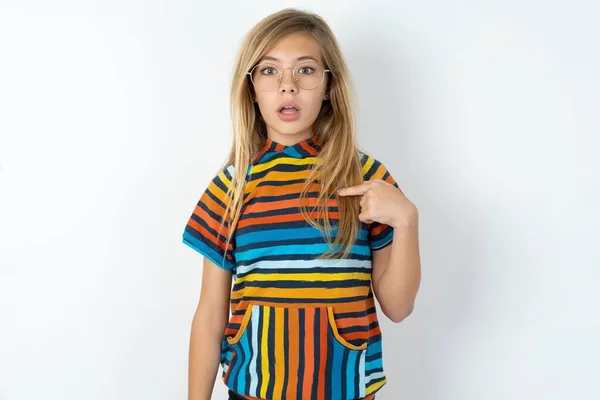Belle Adolescent Fille Portant Rayé Coloré Shirt Sur Fond Studio — Photo