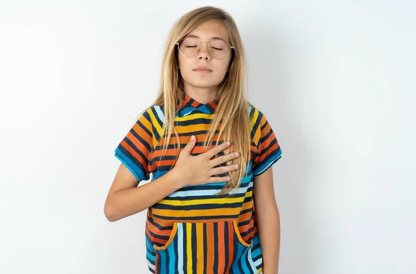 Soddisfatto Sorridente Bella Ragazza Adolescente Indossa Strisce Colorate Shirt Sfondo — Foto Stock