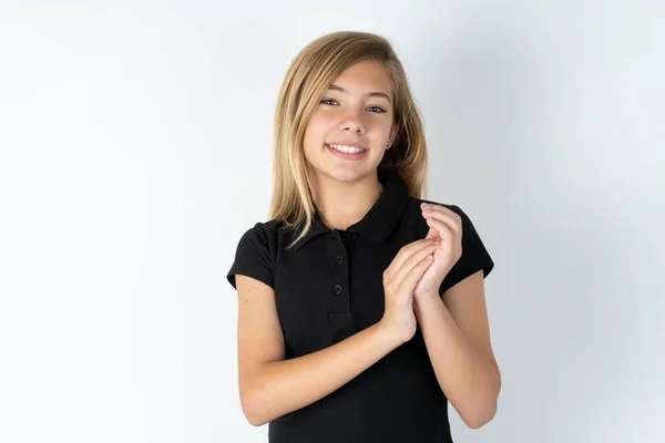 Belle Adolescente Portant Shirt Noir Sur Fond Blanc Studio Applaudissements — Photo