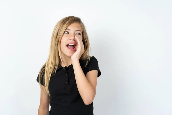 Hermosa Adolescente Usando Negro Camiseta Sobre Blanco Estudio Fondo Escuchar —  Fotos de Stock