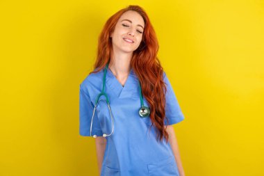 Sarı stüdyo geçmişi olan genç, pozitif, kızıl saçlı bir doktor. Neşeli bir yüz ifadesi var. Gözlerini kapatıyor ve gülüyor.