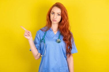 Stüdyonun sarı arka planındaki ciddi kızıl saçlı genç doktor sırıtış fotokopi alanındaki yüz ifadeleri hoş olmayan bir şey olduğunu gösteriyor. Şu reklama bak. Büyük fiyat konsepti