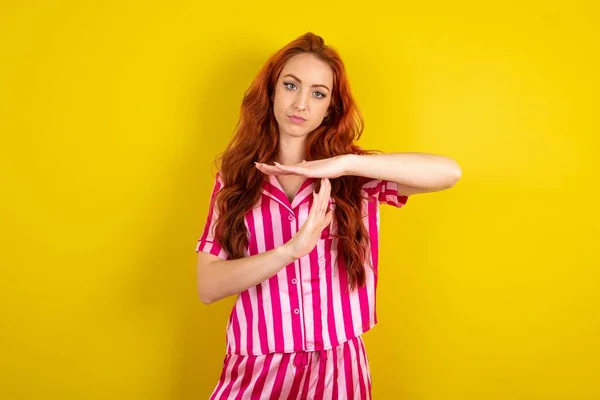 Sarı Arkaplan Üzerine Pembe Pijama Giymiş Genç Kızıl Saçlı Bir — Stok fotoğraf