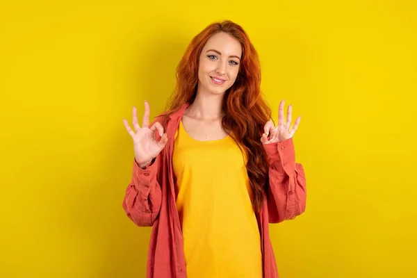 Sarı Stüdyo Arka Planında Duran Güzel Kızıl Saçlı Kadın Iki — Stok fotoğraf
