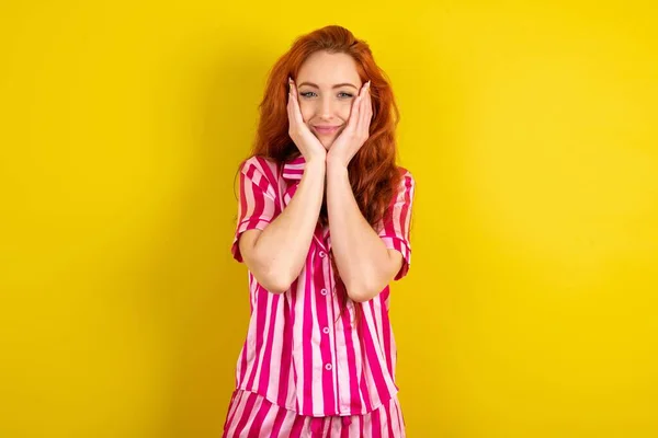 Sarı Stüdyo Arka Planında Pembe Pijama Giyen Genç Kızıl Saçlı — Stok fotoğraf