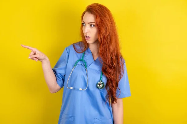 Sersemlemiş Genç Kızıl Saçlı Sarı Stüdyo Arka Planındaki Doktor Kadın — Stok fotoğraf