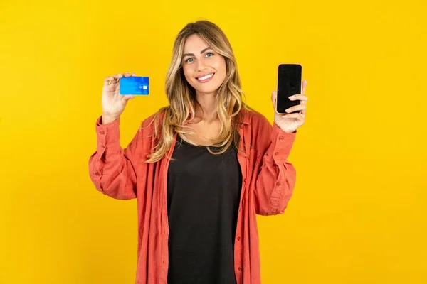 Vzor Otevřel Bankovní Účet Držel Smartphone Kreditní Kartu Úsměvem Doporučujeme — Stock fotografie