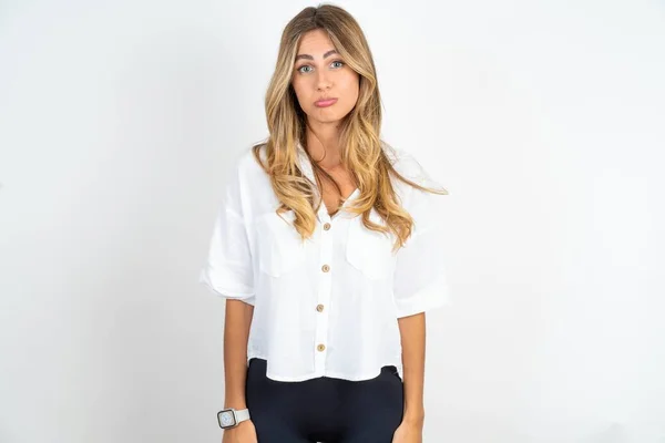 Ontevreden Overstuur Jonge Mooie Vrouw Het Dragen Van Witte Shirt — Stockfoto