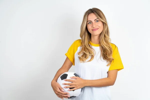 Młoda Piękna Kobieta Koszulce Futbolowej Białym Tle Ładnym Uśmiechem Uśmiechem — Zdjęcie stockowe