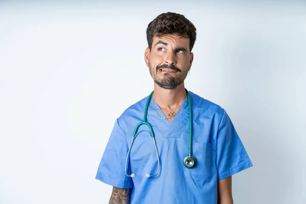 Verbazingwekkende Knappe Verpleegkundige Man Dragen Chirurg Uniform Witte Achtergrond Bijten — Stockfoto