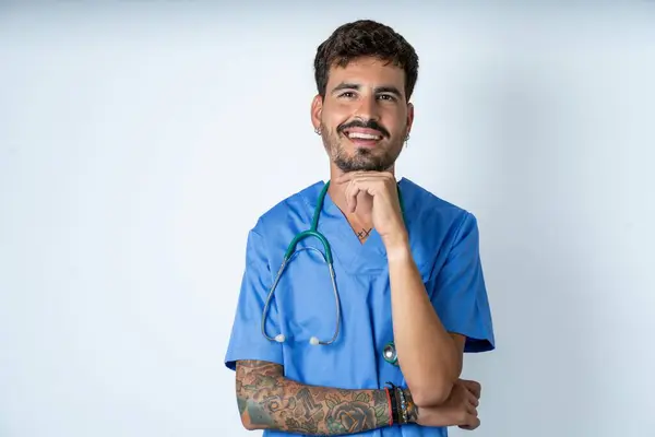 Homem Enfermeira Bonito Otimista Vestindo Uniforme Cirurgião Sobre Fundo Branco — Fotografia de Stock
