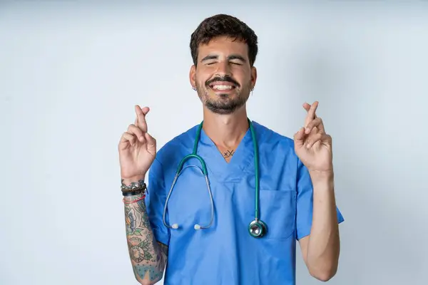 Snygg Sjuksköterska Man Bär Kirurg Uniform Över Vit Bakgrund Har — Stockfoto