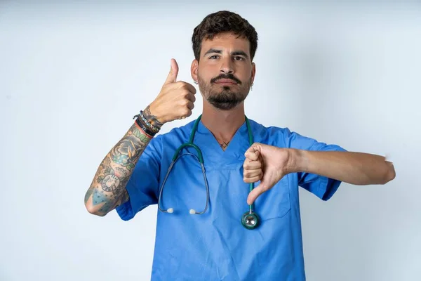 Bonito Enfermeira Homem Vestindo Cirurgião Uniforme Sobre Branco Fundo Mostrando — Fotografia de Stock