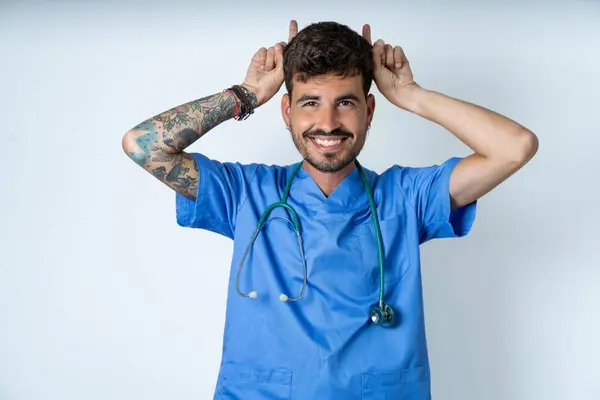 Bonito Enfermeira Homem Vestindo Cirurgião Uniforme Sobre Branco Fundo Fazendo — Fotografia de Stock