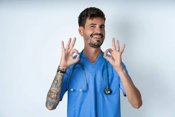 Knappe Verpleegkundige Met Chirurg Uniform Witte Achtergrond Met Beide Handen — Stockfoto