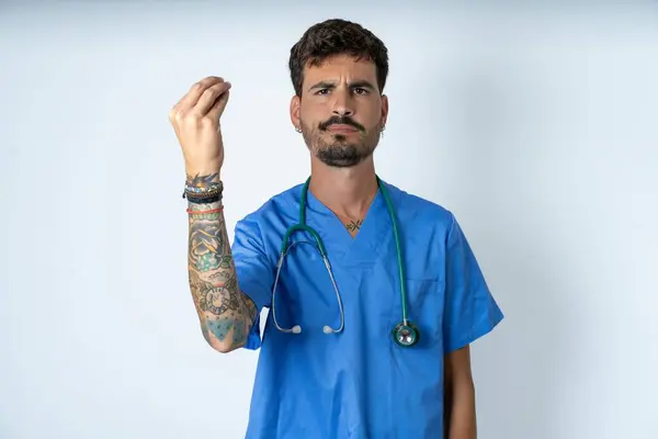 Knappe Verpleegkundige Man Dragen Chirurg Uniform Witte Achtergrond Boos Gebaar — Stockfoto