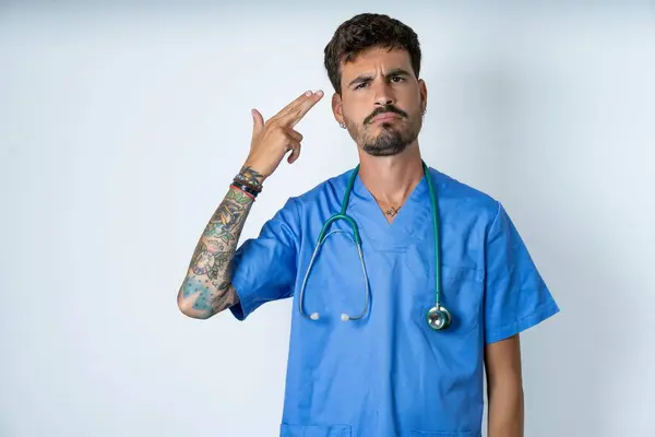 Enfermeira Bonito Infeliz Vestindo Uniforme Cirurgião Sobre Fundo Branco Faz — Fotografia de Stock